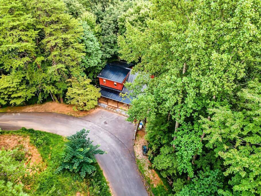 Lazy Fox Retreat * Sevierville