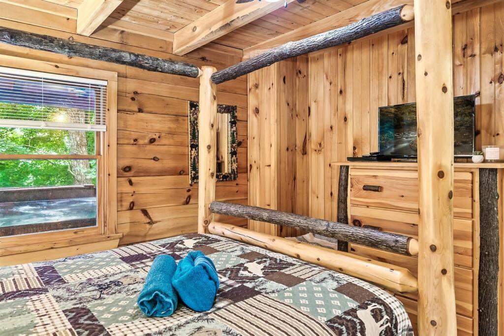 Lazy Fox Retreat * Sevierville