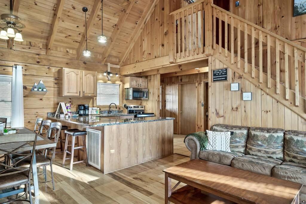 Lazy Fox Retreat * Sevierville